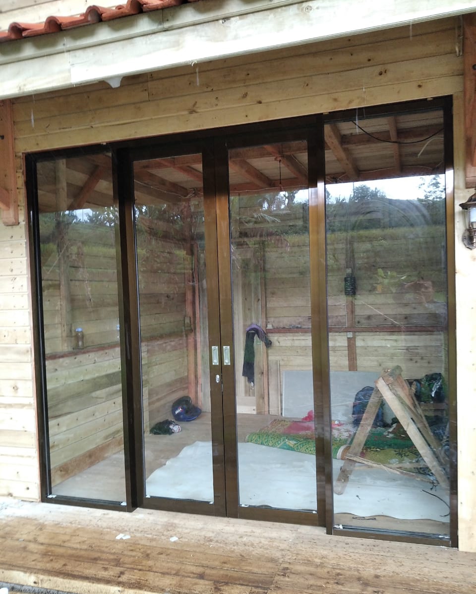 Pemasangan Kaca dan Pintu Alumunium